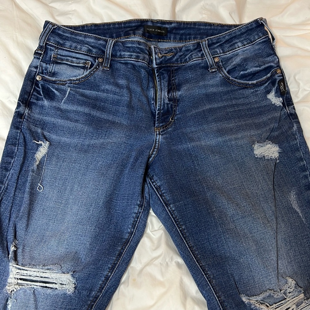 Silver jeans, boyfriend style size 14 and the length is 29.